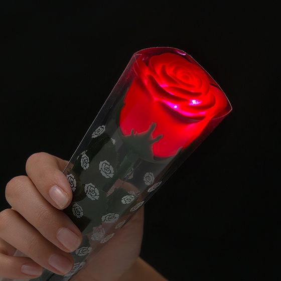 Crvena ruža s LED svjetlom