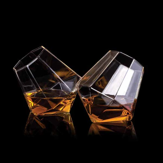 Čaše u obliku dijamanata (2 komada)