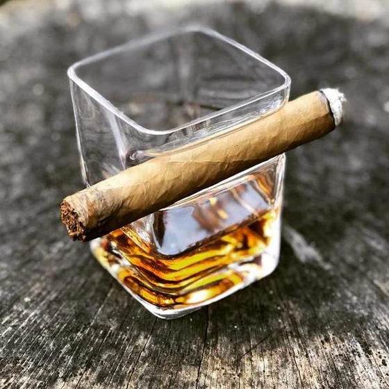 Čaša za viski i cigaru