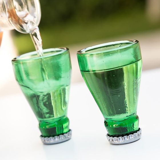 Čašice u obliku okrenute boce (2 komada)